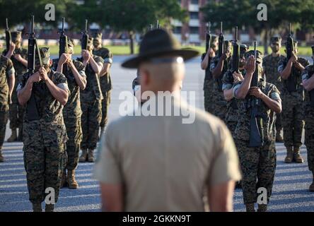 Sergent d'état-major Daniel L. Avila Jr., instructeur principal de forage à la Compagnie Alpha, 1er Bataillon d'entraînement des recrues, observe ses recrues lors de l'exercice final à bord du corps de Marine Recruit Depot Parris Island, S.C., 19 mai 2021. Les tests finaux forent les instructeurs sur leur capacité à donner des commandes de forage et les recrues sur leur capacité à exécuter les mouvements correctement. Banque D'Images