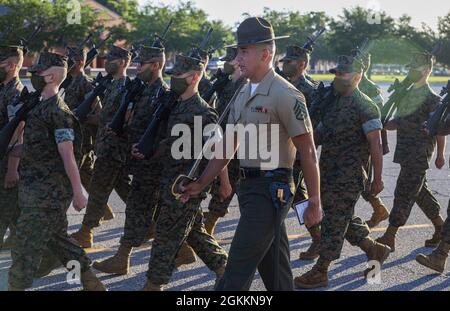 Sergent d'état-major Daniel L. Avila Jr., instructeur principal de forage à la Compagnie Alpha, 1er Bataillon d'entraînement des recrues, commande ses recrues lors de l'exercice final à bord du corps maritime recrue Depot Pariris Island, S.C., 19 mai 2021. Les tests finaux forent les instructeurs sur leur capacité à donner des commandes de forage et les recrues sur leur capacité à exécuter les mouvements correctement. Banque D'Images