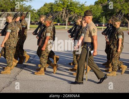 Sergent d'état-major Daniel L. Avila Jr., instructeur principal de forage à la Compagnie Alpha, 1er Bataillon d'entraînement des recrues, commande ses recrues lors de l'exercice final à bord du corps maritime recrue Depot Pariris Island, S.C., 19 mai 2021. Les tests finaux forent les instructeurs sur leur capacité à donner des commandes de forage et les recrues sur leur capacité à exécuter les mouvements correctement. Banque D'Images