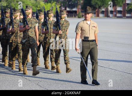 Sergent d'état-major Daniel L. Avila Jr., instructeur principal de forage à la Compagnie Alpha, 1er Bataillon d'entraînement des recrues, commande ses recrues lors de l'exercice final à bord du corps maritime recrue Depot Pariris Island, S.C., 19 mai 2021. Les tests finaux forent les instructeurs sur leur capacité à donner des commandes de forage et les recrues sur leur capacité à exécuter les mouvements correctement. Banque D'Images