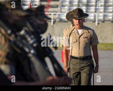 Sergent d'état-major Daniel L. Avila Jr., instructeur principal de forage à la Compagnie Alpha, 1er Bataillon d'entraînement des recrues, commande ses recrues lors de l'exercice final à bord du corps maritime recrue Depot Pariris Island, S.C., 19 mai 2021. Les tests finaux forent les instructeurs sur leur capacité à donner des commandes de forage et les recrues sur leur capacité à exécuter les mouvements correctement. Banque D'Images