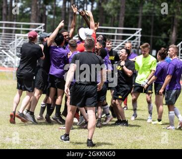 Les soldats Dogface affectés au 1er Bataillon, 9e Régiment d'artillerie de campagne, 2e équipe de combat de brigade blindée, 3e division d'infanterie, célèbrent entre eux après que leur équipe de football a remporté le championnat de football pendant la semaine de la Marne 2021 sur la piste rapide de fort Stewart, en Géorgie, le 19 mai 2021. Au cours de la semaine de la Marne, des soldats Dogface de toute la division ont participé à l'athlétisme et aux sports pour renforcer la cohésion de l'équipe et l'esprit de compétition, y compris le softball, le basket-ball, le volley-ball, le football, drapeau, remorqueur, natation, combatifs, crossfit, Et la Marne Mudder. Banque D'Images