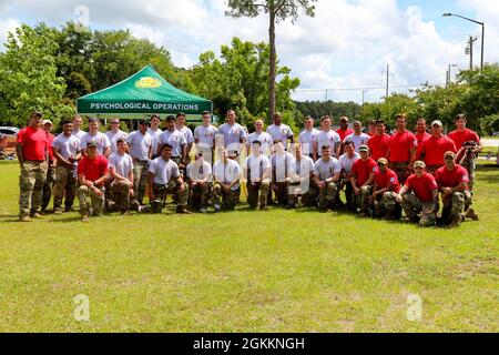 Les soldats participant au défi des forces d'opérations spéciales de l'Armée dans le cadre de la semaine de la Marne posent pour une photo de groupe après la fin de l'événement à fort Stewart, en Géorgie, le 19 mai 2021. La semaine de la Marne est l'occasion de rassembler les soldats Dogface et de tester leur ténacité et de construire l'esprit de corps à travers diverses compétitions. Banque D'Images