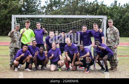 Les soldats Dogface affectés au 1er Bataillon, 9e Régiment d'artillerie de campagne, 2e équipe de combat de brigade blindée, 3e division d'infanterie, posent pour une photo d'équipe après avoir remporté le championnat de football pendant la semaine de la Marne 2021 sur la piste rapide de fort Stewart, en Géorgie, le 19 mai 2021. Au cours de la semaine de la Marne, des soldats Dogface de toute la division ont participé à l'athlétisme et aux sports pour renforcer la cohésion de l'équipe et l'esprit de compétition, y compris le softball, le basket-ball, le volley-ball, le football, drapeau, remorqueur, natation, combatifs, crossfit, Et la Marne Mudder. Banque D'Images