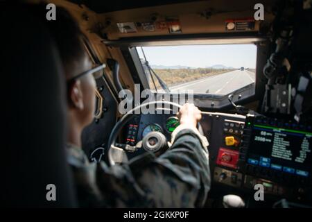 Caporal du corps des Marines des États-Unis Owen Trinidad, opérateur radio, conduit un véhicule tactique de lumière commun près de Blythe, en Californie. Marines avec le 2e Bataillon de transport, combat Logistics Regiment 2, 2e Groupe de logistique marine a dirigé un convoi à travers les États-Unis à partir de Camp Lejeune, en Caroline du Nord, dans l'un des plus longs convois de l'histoire récente du corps des Marines. Marines sur le convoi a expérimenté les communications à longue portée, aussi loin que Marine corps Air Ground combat Center Twentynine Palms, Californie, le point à mi-chemin sur la route. Banque D'Images