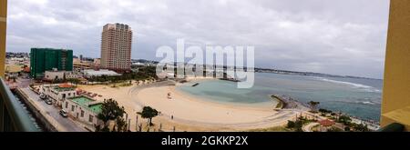Vue panoramique sur le parc de Chatan - Une vue lointaine sur le parc de Chatan depuis une chambre d'hôtel à l'American Village, Chatan, Okinawa Banque D'Images