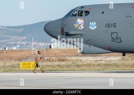 Un Airman affecté au 96e Escadron de maintenance des aéronefs, à la base aérienne de Barksdale (Louisiane), s'approche d'un bombardier Stratofortress B-52H pour effectuer un contrôle d'armes au sol sur la ligne aérienne de la base aérienne de Morón (Espagne), le 19 mai 2021. Les missions de bombardiers représentent l'engagement des États-Unis envers les alliés et l'amélioration de la sécurité régionale. Banque D'Images