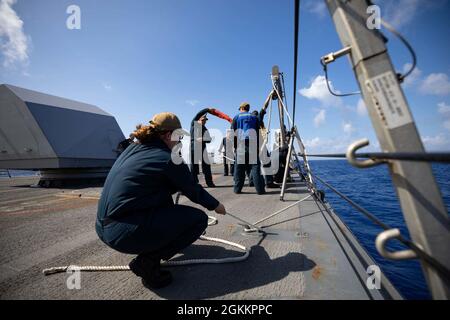 210519-N-RL695-1008 MER DES CARAÏBES - (le 19 mai 2021) -- des marins affectés au navire de combat littoral Freedom-variant USS Sioux City (LCS 11), effectuent des exercices de l'homme à la mer, le 19 mai 2021. Sioux City est déployée dans la zone d’opérations de la 4e flotte des États-Unis pour appuyer la mission de la Force opérationnelle interagences conjointe Sud, qui comprend des missions de lutte contre le trafic illicite de drogues dans les Caraïbes et le Pacifique oriental. Banque D'Images