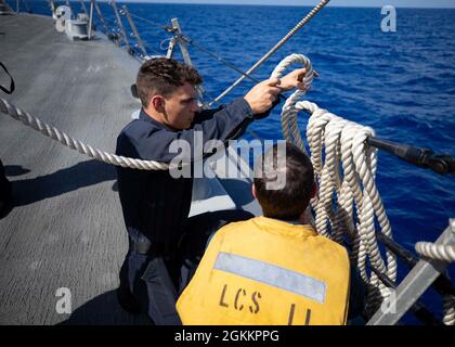 210519-N-RL695-1016 MER DES CARAÏBES - (le 19 mai 2021) -- des marins affectés au navire de combat littoral Freedom-variant USS Sioux City (LCS 11), effectuent des exercices de l'homme à la mer, le 19 mai 2021. Sioux City est déployée dans la zone d’opérations de la 4e flotte des États-Unis pour appuyer la mission de la Force opérationnelle interagences conjointe Sud, qui comprend des missions de lutte contre le trafic illicite de drogues dans les Caraïbes et le Pacifique oriental. Banque D'Images