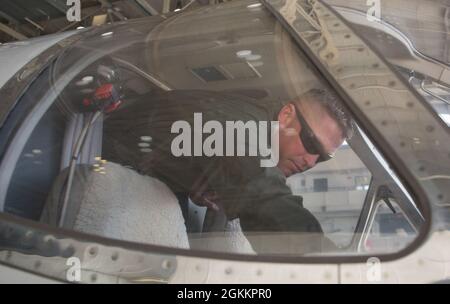 Le Maj. Aaron Nutter du corps des Marines des États-Unis, pilote au siège et au quartier général de l'escadron (H&HS), effectue une inspection avant vol sur un Cessna UC-35D avant le décollage à la station aérienne du corps des Marines Cherry point, en Caroline du Nord, le 19 mai 2021. Le 22 mai 2021 marquera 109 ans depuis que le lieutenant Alfred A. Cunningham du corps des Marines des États-Unis a présenté son rapport à l'Académie navale des États-Unis pour l'entraînement en vol, devenant le premier aviateur des Marines. Nutter nous donne ses réflexions sur ce que c'est d'être un pilote. « Grand, un rêve devenu réalité », a déclaré M. Nutter. C’est un honneur et un privilège absolus de soutenir Marines et la mission. » Banque D'Images