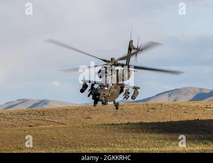 Des aviateurs affectés au 4-6 e Escadron de cavalerie aérienne, 16e brigade de l'aviation de combat, manœuvrent un hélicoptère d'attaque AH-64 au centre d'entraînement de Yakima, Washington, le 19 mai 2021. Les soldats mènent une formation de jour et de nuit. Banque D'Images