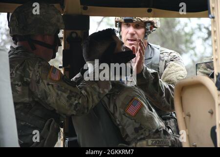 Le colonel Robert Bonifacia, un médecin vétérinaire préventive du 7350e détachement de vétérinaire de Montgomery, Alabama, navigue dans une voie d'essai lors d'un événement de badge médical de terrain à fort McCoy, Wisconsin, le 22 mai 2021. Cet événement EFMB est le premier organisé par la Réserve de l'Armée de terre et a offert aux soldats dans le domaine médical l'occasion de gagner le prix de compétence spéciale en démontrant une compétence exceptionnelle et une performance exceptionnelle dans les tâches de soldat et de médecine. Moins de vingt pour cent des candidats réussissent le test difficile. Banque D'Images