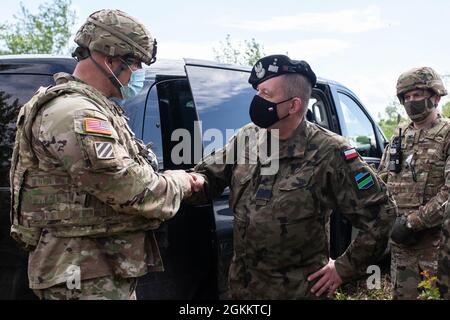 Le Lgén Roger L. Cloutier Jr. , commandant du Commandement allié de la Terre, à gauche, serre la main avec l'inspecteur polonais des Forces terrestres, le général Maciej Jablonski, le 20 mai 2021, Centre d'instruction de l'Artillerie et de l'armement, lors de l'exercice d'entraînement du Front dynamique 21 à Torun, en Pologne. Dynamic Front 21 est un exercice dirigé par le 7e commandement de l'instruction de l'armée, l'armée américaine en Europe et en Afrique, conçu pour accroître la préparation, la létalité et l'interopérabilité en exerçant la capacité des pays alliés d e s partenaires d'intégrer les feux communs dans un environnement multinational à la fois opérationnel et tactique l Banque D'Images