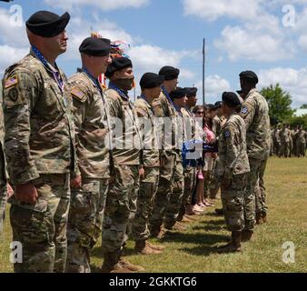 Les soldats Dogface de toute la division reçoivent leurs prix sportifs lors de la cérémonie de clôture de la semaine de la Marne de la 3e division d'infanterie, à fort Stewart, en Géorgie, le 20 mai 2021. La cérémonie de clôture récompense les gagnants de l'événement de la semaine de la Marne, qui a été l'occasion pour les soldats Dogface passés et présents de célébrer le fait d'être membre du « Rocher de la Marne » Banque D'Images