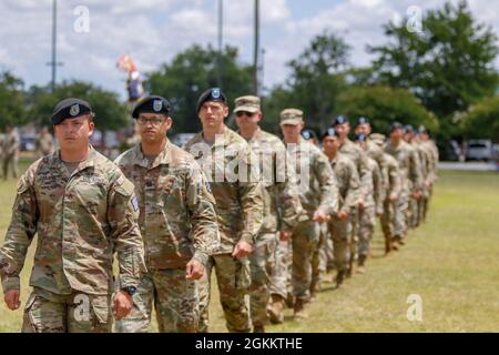 Les soldats Dogface de toute la division font la queue pour recevoir leurs prix sportifs lors de la cérémonie de clôture de la 3e semaine de la Marne de la division d'infanterie à fort Stewart, en Géorgie, le 20 mai 2021. La semaine de la Marne est l'occasion pour les soldats Dogface, passés et présents, et leurs familles de se réunir, de profiter de la camaraderie et de célébrer les membres du « Rocher de la Marne ». Banque D'Images
