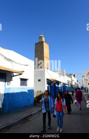 Promenade à travers les maisons peintes en bleu et blanc dans la Kasbah des Udayas à Rabat, au Maroc. Banque D'Images