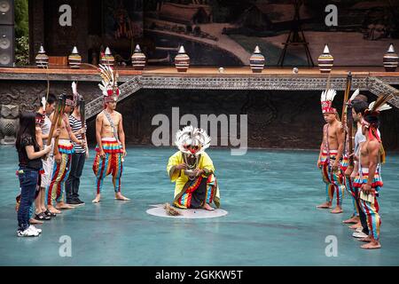 Vue sur les autochtones qui effectuent de la danse tribale au Formosan Aboriginal Cultural Village à Taiwan. Banque D'Images