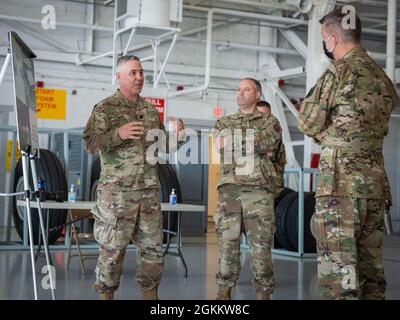 Le lieutenant-colonel Henry Chmielinsky de la U.S. Air Force (à gauche), ingénieur civil de base du 103e Escadron de génie civil, Et le colonel Stephen Gwinn (au centre), 103e commandant de l'escadre de transport aérien, bref général de l'armée américaine Daniel R. Hokanson, chef du Bureau de la Garde nationale, sur les travaux de rénovation du hangar principal de l'aile à la base de la Garde nationale aérienne Bradley, East Granby, Connecticut, le 20 mai 2021. Hokanson a visité des soldats et des aviateurs de la Garde nationale du Connecticut et a reçu un aperçu des missions de la 103e Escadre de transport aérien et de la Compagnie C, 3-142e Régiment d'aviation. Banque D'Images