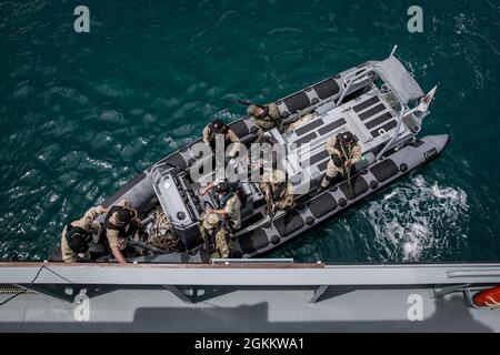 Des soldats et des marins du Kosovo, du Monténégro, de l'Albanie et des États-Unis exécutent un entraînement de recherche et de saisie de cartes de visite avec des soldats et des marins du Kosovo, du Monténégro, de l'Albanie et des États-Unis, à Vlore (Albanie), le 20 mai 2021. Environ 800 soldats de la Réserve de l'Armée de terre des États-Unis et d'Europe participent à DEFENDER-Europe 21, un exercice à grande échelle dirigé par l'Armée de terre des États-Unis conçu pour renforcer la préparation et l'interopérabilité entre les alliés des États-Unis et de l'OTAN et les militaires partenaires. Banque D'Images