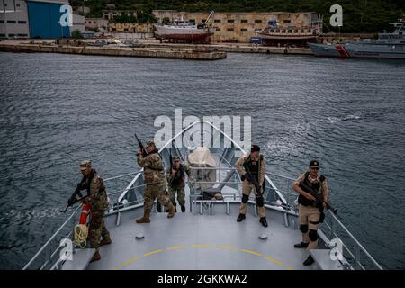 Des soldats et des marins du Kosovo, du Monténégro, de l'Albanie et des États-Unis exécutent un entraînement de recherche et de saisie de cartes de visite avec des soldats et des marins du Kosovo, du Monténégro, de l'Albanie et des États-Unis, à Vlore (Albanie), le 20 mai 2021. Environ 800 soldats de la Réserve de l'Armée de terre des États-Unis et d'Europe participent à DEFENDER-Europe 21, un exercice à grande échelle dirigé par l'Armée de terre des États-Unis conçu pour renforcer la préparation et l'interopérabilité entre les alliés des États-Unis et de l'OTAN et les militaires partenaires. Banque D'Images
