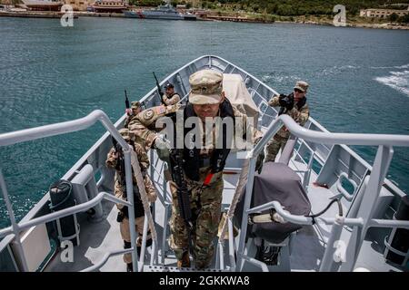 Des soldats et des marins du Kosovo, du Monténégro, de l'Albanie et des États-Unis exécutent un entraînement de recherche et de saisie de cartes de visite avec des soldats et des marins du Kosovo, du Monténégro, de l'Albanie et des États-Unis, à Vlore (Albanie), le 20 mai 2021. Environ 800 soldats de la Réserve de l'Armée de terre des États-Unis et d'Europe participent à DEFENDER-Europe 21, un exercice à grande échelle dirigé par l'Armée de terre des États-Unis conçu pour renforcer la préparation et l'interopérabilité entre les alliés des États-Unis et de l'OTAN et les militaires partenaires. Banque D'Images