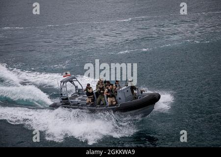 Des soldats et des marins du Kosovo, du Monténégro, de l'Albanie et des États-Unis exécutent un entraînement de recherche et de saisie de cartes de visite avec des soldats et des marins du Kosovo, du Monténégro, de l'Albanie et des États-Unis, à Vlore (Albanie), le 20 mai 2021. Environ 800 soldats de la Réserve de l'Armée de terre des États-Unis et d'Europe participent à DEFENDER-Europe 21, un exercice à grande échelle dirigé par l'Armée de terre des États-Unis conçu pour renforcer la préparation et l'interopérabilité entre les alliés des États-Unis et de l'OTAN et les militaires partenaires. Banque D'Images