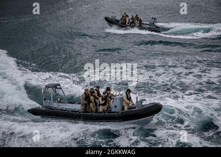 Des soldats et des marins du Kosovo, du Monténégro, de l'Albanie et des États-Unis exécutent un entraînement de recherche et de saisie de cartes de visite avec des soldats et des marins du Kosovo, du Monténégro, de l'Albanie et des États-Unis, à Vlore (Albanie), le 20 mai 2021. Environ 800 soldats de la Réserve de l'Armée de terre des États-Unis et d'Europe participent à DEFENDER-Europe 21, un exercice à grande échelle dirigé par l'Armée de terre des États-Unis conçu pour renforcer la préparation et l'interopérabilité entre les alliés des États-Unis et de l'OTAN et les militaires partenaires. Banque D'Images