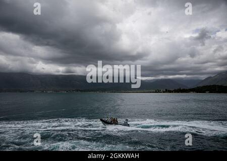 Des soldats et des marins du Kosovo, du Monténégro, de l'Albanie et des États-Unis exécutent un entraînement de recherche et de saisie de cartes de visite avec des soldats et des marins du Kosovo, du Monténégro, de l'Albanie et des États-Unis, à Vlore (Albanie), le 20 mai 2021. Environ 800 soldats de la Réserve de l'Armée de terre des États-Unis et d'Europe participent à DEFENDER-Europe 21, un exercice à grande échelle dirigé par l'Armée de terre des États-Unis conçu pour renforcer la préparation et l'interopérabilité entre les alliés des États-Unis et de l'OTAN et les militaires partenaires. Banque D'Images