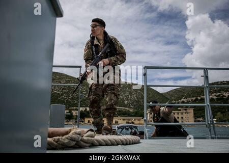Un soldat de l'armée américaine affecté au 44e Bataillon des transmissions expéditionnaires participe à l'entraînement de recherche et de saisie du conseil de visite avec des soldats et des marins du Kosovo, du Monténégro, de l'Albanie et des États-Unis, à Vlore (Albanie), le 20 mai 2021. Environ 800 soldats de la Réserve de l'Armée de terre des États-Unis et d'Europe participent à DEFENDER-Europe 21, un exercice à grande échelle dirigé par l'Armée de terre des États-Unis conçu pour renforcer la préparation et l'interopérabilité entre les alliés des États-Unis et de l'OTAN et les militaires partenaires. Banque D'Images