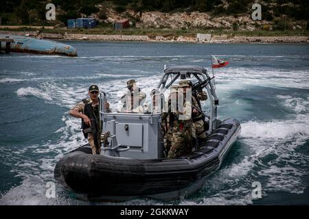 Des soldats et des marins du Kosovo, du Monténégro, de l'Albanie et des États-Unis exécutent un entraînement de recherche et de saisie de cartes de visite avec des soldats et des marins du Kosovo, du Monténégro, de l'Albanie et des États-Unis, à Vlore (Albanie), le 20 mai 2021. Environ 800 soldats de la Réserve de l'Armée de terre des États-Unis et d'Europe participent à DEFENDER-Europe 21, un exercice à grande échelle dirigé par l'Armée de terre des États-Unis conçu pour renforcer la préparation et l'interopérabilité entre les alliés des États-Unis et de l'OTAN et les militaires partenaires. Banque D'Images