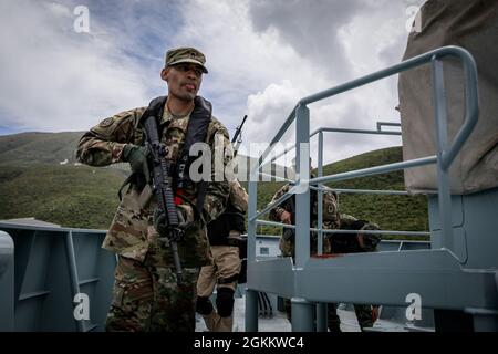 Des soldats et des marins du Kosovo, du Monténégro, de l'Albanie et des États-Unis exécutent un entraînement de recherche et de saisie de cartes de visite avec des soldats et des marins du Kosovo, du Monténégro, de l'Albanie et des États-Unis, à Vlore (Albanie), le 20 mai 2021. Environ 800 soldats de la Réserve de l'Armée de terre des États-Unis et d'Europe participent à DEFENDER-Europe 21, un exercice à grande échelle dirigé par l'Armée de terre des États-Unis conçu pour renforcer la préparation et l'interopérabilité entre les alliés des États-Unis et de l'OTAN et les militaires partenaires. Banque D'Images