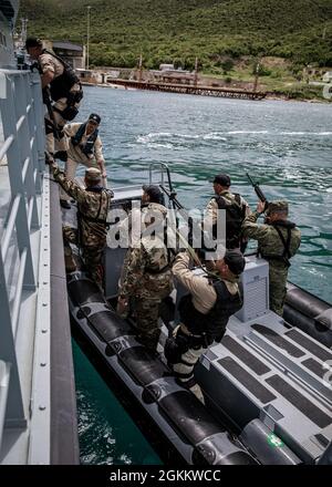 Des soldats et des marins du Kosovo, du Monténégro, de l'Albanie et des États-Unis exécutent un entraînement de recherche et de saisie de cartes de visite avec des soldats et des marins du Kosovo, du Monténégro, de l'Albanie et des États-Unis, à Vlore (Albanie), le 20 mai 2021. Environ 800 soldats de la Réserve de l'Armée de terre des États-Unis et d'Europe participent à DEFENDER-Europe 21, un exercice à grande échelle dirigé par l'Armée de terre des États-Unis conçu pour renforcer la préparation et l'interopérabilité entre les alliés des États-Unis et de l'OTAN et les militaires partenaires. Banque D'Images