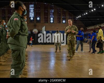 Brig. De l'armée américaine Le général Robert K. Ryan, commandant de la composante terrestre de la Garde nationale du District de Columbia, s'adresse aux cadets de la Capital Guardian Youth Challenge Academy lors d'un événement bénévole à l'Armory de D.C., le 20 mai 2021. L’Académie du défi de la jeunesse est un programme de sensibilisation de la Garde nationale de D.C., qui offre un programme de formation de type militaire pour les jeunes « à risque », axé sur l’intervention dans la vie, la préparation du GED et la réinsertion en décrochage. Banque D'Images