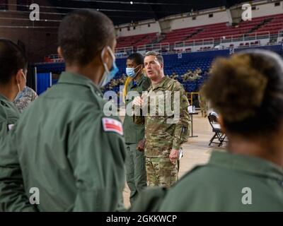 Brig. De l'armée américaine Le général Robert K. Ryan, commandant de la composante terrestre de la Garde nationale du District de Columbia, s'adresse aux cadets de la Capital Guardian Youth Challenge Academy lors d'un événement bénévole à l'Armory de D.C., le 20 mai 2021. L’Académie du défi de la jeunesse est un programme de sensibilisation de la Garde nationale de D.C., qui offre un programme de formation de type militaire pour les jeunes « à risque », axé sur l’intervention dans la vie, la préparation du GED et la réinsertion en décrochage. Banque D'Images