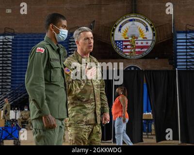 Brig. De l'armée américaine Le général Robert K. Ryan, commandant de la composante terrestre de la Garde nationale du District de Columbia, s'adresse aux cadets de la Capital Guardian Youth Challenge Academy lors d'un événement bénévole à l'Armory de D.C., le 20 mai 2021. L’Académie du défi de la jeunesse est un programme de sensibilisation de la Garde nationale de D.C., qui offre un programme de formation de type militaire pour les jeunes « à risque », axé sur l’intervention dans la vie, la préparation du GED et la réinsertion en décrochage. Banque D'Images