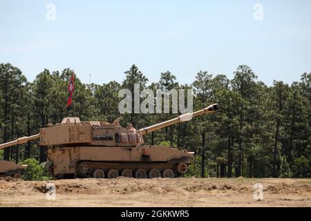 Des soldats du 1er Bataillon de la Garde nationale de Caroline du Nord, 113e Régiment d’artillerie de campagne, ont incendié des systèmes d’obusier autopropulsé M109A7 récemment mis sur le terrain à fort Bragg (Caroline du Nord), le 20 mai 2021. Le bataillon est la première unité de la Garde nationale à recevoir la nouvelle artillerie. Banque D'Images