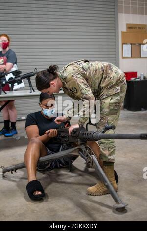 SPC. Kendall Gillespy, un soldat affecté au bataillon du quartier général et du quartier général, 1er Bataillon, 113e Régiment d'artillerie de campagne, 30e équipe de combat de la brigade blindée M2, fournit des instructions sur la mitrailleuse M2 lors d'une expérience de la Garde à l'arsenal de la Garde nationale à Charlotte, Caroline du Nord, le 20 mai 2021. L'expérience a été accueillie par le Bataillon de recrutement et de maintien en poste du NCARNG; la Compagnie du quartier général et du quartier général, la 130e Brigade d'amélioration de la manœuvre; le 1er Bataillon, le 113e Régiment d'artillerie de campagne, la 30e équipe de combat de la Brigade blindée, et la Compagnie Bravo, le 1er Bataillon, le 20e Groupe des Forces spéciales ( Banque D'Images