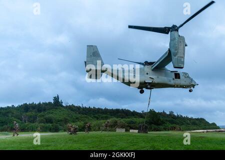 Les Marines des États-Unis avec le bataillon de logistique de combat 31 (CLB), 31e unité expéditionnaire maritime (MEU), fixent le fret à un Osprey MV-22 lors d'une formation de l'équipe de soutien des hélicoptères (HST) à Kin Blue, Okinawa, Japon, le 20 mai 2021. Les CLB-31 et VMM-265 organisent une formation sur la TVH afin d'accroître la compétence en matière de tâches logistiques et d'améliorer la capacité d'exécuter des missions d'urgence potentielles menées par le 31e MEU. Le 31e MEU, le seul MEU en permanence déployé par les Marines, fournit une force flexible et mortelle prête à exécuter un large éventail d’opérations militaires en tant que première force de réponse à la crise Banque D'Images