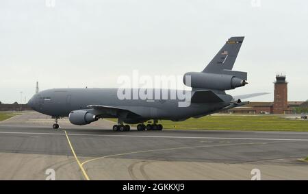 Un avion de rallonge KC-10 de la Force aérienne des États-Unis descend en taxi sur la piste pendant une promenade à dos d'éléphant avec un KC-135 Stratotanker et un avion de la Royal Air Force A330 Voyager le 20 mai 2021, à la RAF Mildenhall, en Angleterre. La promenade à dos d'éléphant faisait partie du Symposium européen sur les navires-citernes, qui réunit des membres d'équipage de navires-citernes des pays de l'OTAN, ainsi que d'autres forces américaines et canadiennes pour partager leurs expériences et leurs connaissances. Banque D'Images