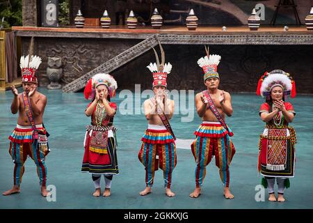 Vue sur les autochtones qui effectuent de la danse tribale au Formosan Aboriginal Cultural Village à Taiwan. Banque D'Images