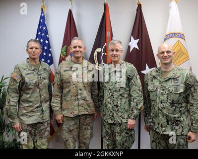 Tout en visitant le personnel de la médecine navale à San Antonio, sous-ministre adjoint. Tim Weber, commandant des Forces médicales navales du Pacifique, et le chef de commandement Sean Howe rendent visite au général de division Dennis LeMaster, commandant général du Centre médical d'excellence de l'Armée des États-Unis, et au sergent-major de commandement Clark Charpentier. En plus de diriger leurs organisations respectives, Weber et LeMaster dirigent le corps de service médical de leur service. Banque D'Images