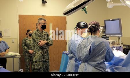 ADM. Arrière Tim Weber, commandant des Forces médicales navales du Pacifique et directeur du corps des services médicaux de la Marine, observe un instructeur et un étudiant effectuer une simulation d'intervention lors d'une visite au programme de formation des technologues en chirurgie au Campus d'éducation et de formation médicales, mai 19. Le METC est un campus à trois services qui offre 48 programmes d'enseignement différents aux étudiants du Département de la Défense, y compris l'hôpital Corpsman Basic, également connu sous le nom d'école « A », et plusieurs programmes de formation spécialisés tels que le technologue chirurgical, également connu sous le nom d'écoles « C ». Weber, qui a la supervision des huit medic de la médecine navale Banque D'Images