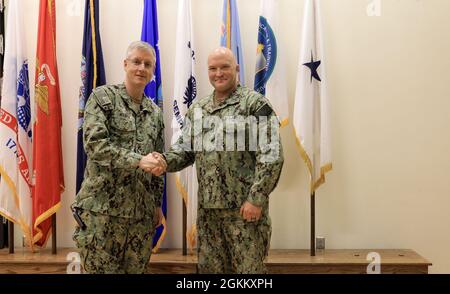 ADM. Arrière Tim Weber, commandant des forces médicales navales du Pacifique et directeur du corps des services médicaux de la Marine, présente une pièce de monnaie au Lt Asa Schaefer lors d'un appel d'un amiral aux officiers du SMC à San Antonio, en mai 19. Weber a reconnu Schaefer, qui est actuellement affecté à l'Institut de formation à la préparation médicale de la Défense, pour son travail en tant que coordonnateur temporaire en service limité (LIMDU), soutenant les marins dans le monde entier. Banque D'Images