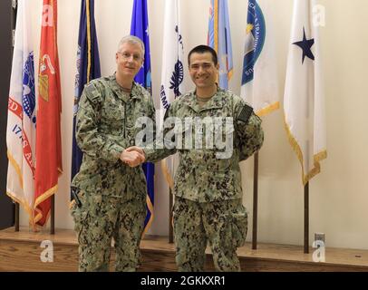 ADM. Arrière Tim Weber, commandant des forces médicales navales du Pacifique et directeur du corps des services médicaux de la Marine, présente une pièce de monnaie au Lt. Javier Lopezcoronado lors d'un appel d'un amiral aux officiers du SMC à San Antonio, en mai 19. Weber a reconnu Lopezcoronado pour son travail en tant qu'officier adjoint d'urgence en santé publique (APHEO) pendant la pandémie de la clinique de santé navale / Marine Medicine Readiness and Training Command Corpus Christi. En tant qu'APHEO, Lopezcoronado a aidé 35 organisations à poursuivre leurs missions en atténuant les risques pour la santé publique de la COVID-19. Banque D'Images