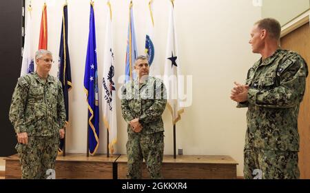 ADM. Arrière Tim Weber, commandant des Forces médicales navales du Pacifique et directeur du corps des services médicaux de la Marine, présente le lieutenant Cmdr. Lance Beahm avec une pièce lors de l'appel d'un amiral pour des officiers du SMC à San Antonio, mai 19. Weber a reconnu Beahm pour son travail de maintien des opérations pour le Programme interservices d'aide aux médecins (PAPI) dans l'ensemble de la COVID-19 et d'aide à la mise en place d'un site PIPA de la côte est pour la Marine. Banque D'Images