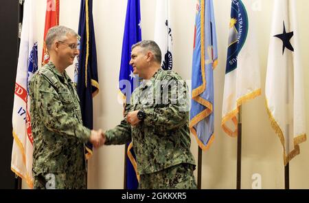 ADM. Arrière Tim Weber, commandant des Forces médicales navales du Pacifique et directeur du corps des services médicaux de la Marine, présente le lieutenant Cmdr. Lance Beahm avec une pièce lors de l'appel d'un amiral pour des officiers du SMC à San Antonio, mai 19. Weber a reconnu Beahm pour son travail de maintien des opérations pour le Programme interservices d'aide aux médecins (PAPI) dans l'ensemble de la COVID-19 et d'aide à la mise en place d'un site PIPA de la côte est pour la Marine. Banque D'Images