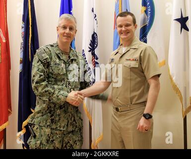 ADM. Arrière Tim Weber, commandant des Forces médicales navales du Pacifique et directeur du corps des services médicaux de la Marine, présente une pièce de monnaie au Lt Neal McNeal lors de l'appel d'un amiral aux officiers du SMC à San Antonio, en mai 19. Weber a reconnu McNeal, qui est actuellement affecté à l'unité de recherche médicale navale de San Antonio, pour son travail de recherche sur les soins aux victimes et sa sélection comme officier junior de l'année du commandement. Banque D'Images