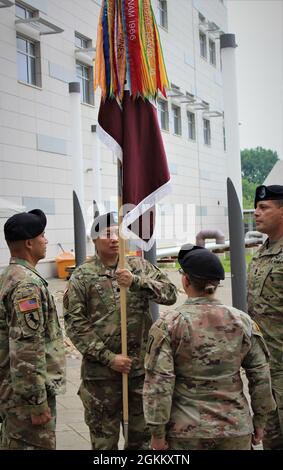 Le 20 mai 2021, le lieutenant-colonel qui Nguy, commandant entrant, prend les couleurs de l'unité du 502e hôpital de campagne lors d'une cérémonie de changement de commandement sur le patio de l'hôpital communautaire de l'armée Brian D. Allgood à Humphreys. Depuis l'activation de l'unité en juillet 2019, les 'Silver Dragons' sous la direction de Torres sont passés d'une installation à une autre, en construisant l'hôpital de campagne d'un hôpital de soutien au combat à la gestion d'une mission de double personnel et en étant le fer de lance de la pandémie COVID-19. Banque D'Images