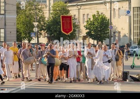 Lièvre Krishna dévotés marchant le long de la rue, chantant et dansant à Kiev, Ukraine. Banque D'Images