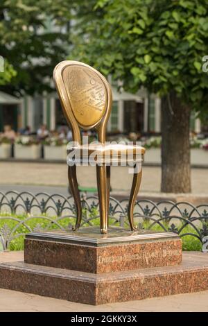 Le célèbre monument de la 12ème chaise sur la rue Deribassovskaya à Odessa Banque D'Images